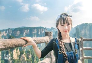 張家界資深本地導遊帶團實況，專業規劃錯峰路線、避開旅遊陷阱，純玩無購物行程，適合親子、家庭、自由行旅客安心出遊。