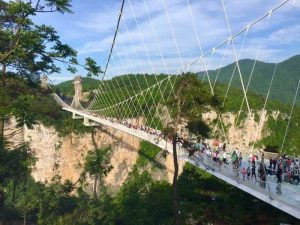 張家界大峽谷雲天渡玻璃橋，懸掛於高山峽谷間，橋上眾多遊客遊覽