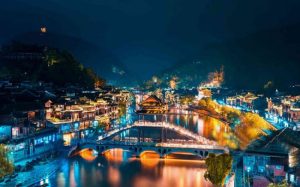 境外遊客湘西鳳凰古城夜景風光