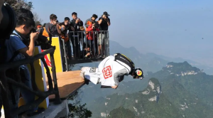 張家界天門山懸空玻璃棧道,雲端高空觀景台,湘西 5 天跟團必打卡景點