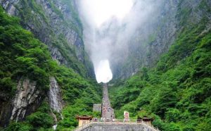 張家界天門山天門洞，山間雲霧風光，湘西知名旅遊景點