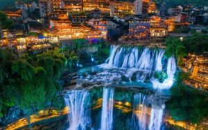 境外遊客湘西芙蓉鎮掛瀑古鎮夜景