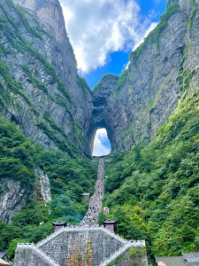 張家界天門山風景區，壯闊山景搭配知名玻璃棧道與天門洞，俯瞰整座山城與雲海視野，是來張家界旅遊必玩的高空懸崖絕景。