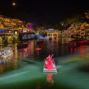湘西鳳凰古城經典夜景,吊腳樓燈光映照沱江江面,古鎮人文氛圍滿滿,是張家界5天深度旅遊必安排的經典人文景點。