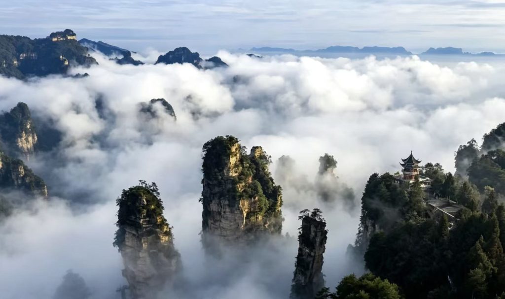 张家界武陵源天子山云海山峰自然风光