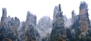 湖南張家界武陵源天子山御筆峰，冬季雪後雲霧環繞奇峰石林自然景觀
