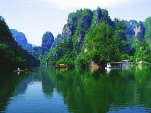 藏於峰林之間的高山湖泊,被譽為「人間瑤池」,群山環抱湖水碧綠